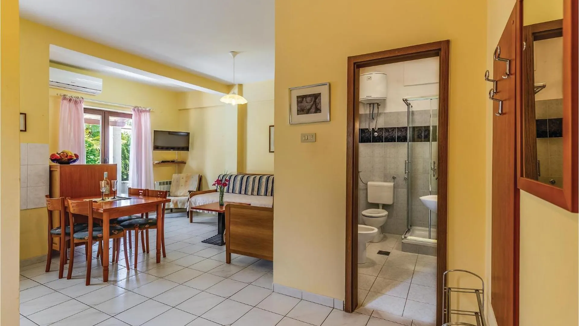 1 Bedroom Beautiful Apartment In Poreč